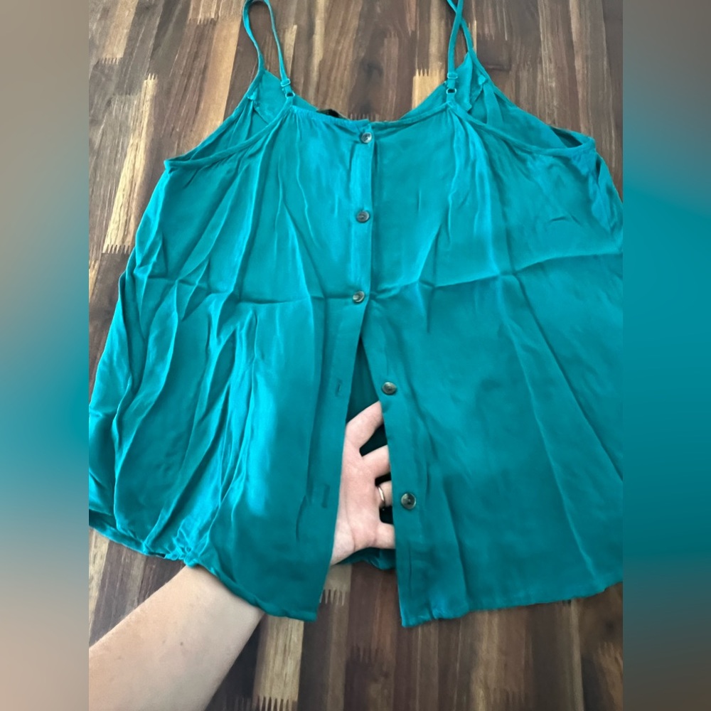 Button up back pretty top! - Picture 6 of 7